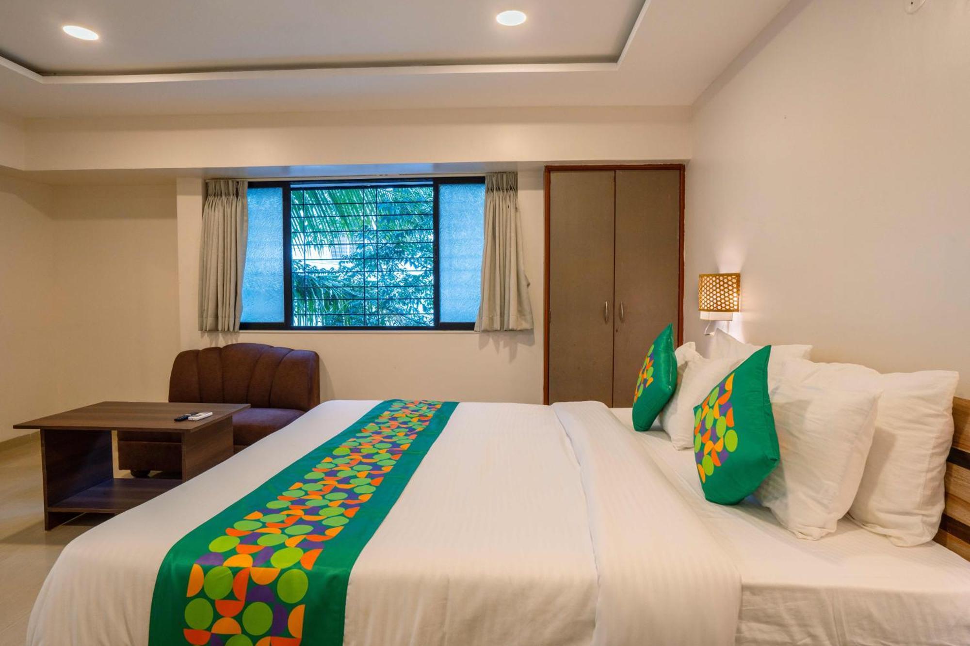 Treebo Royal Comfort Atithi Púna Kültér fotó