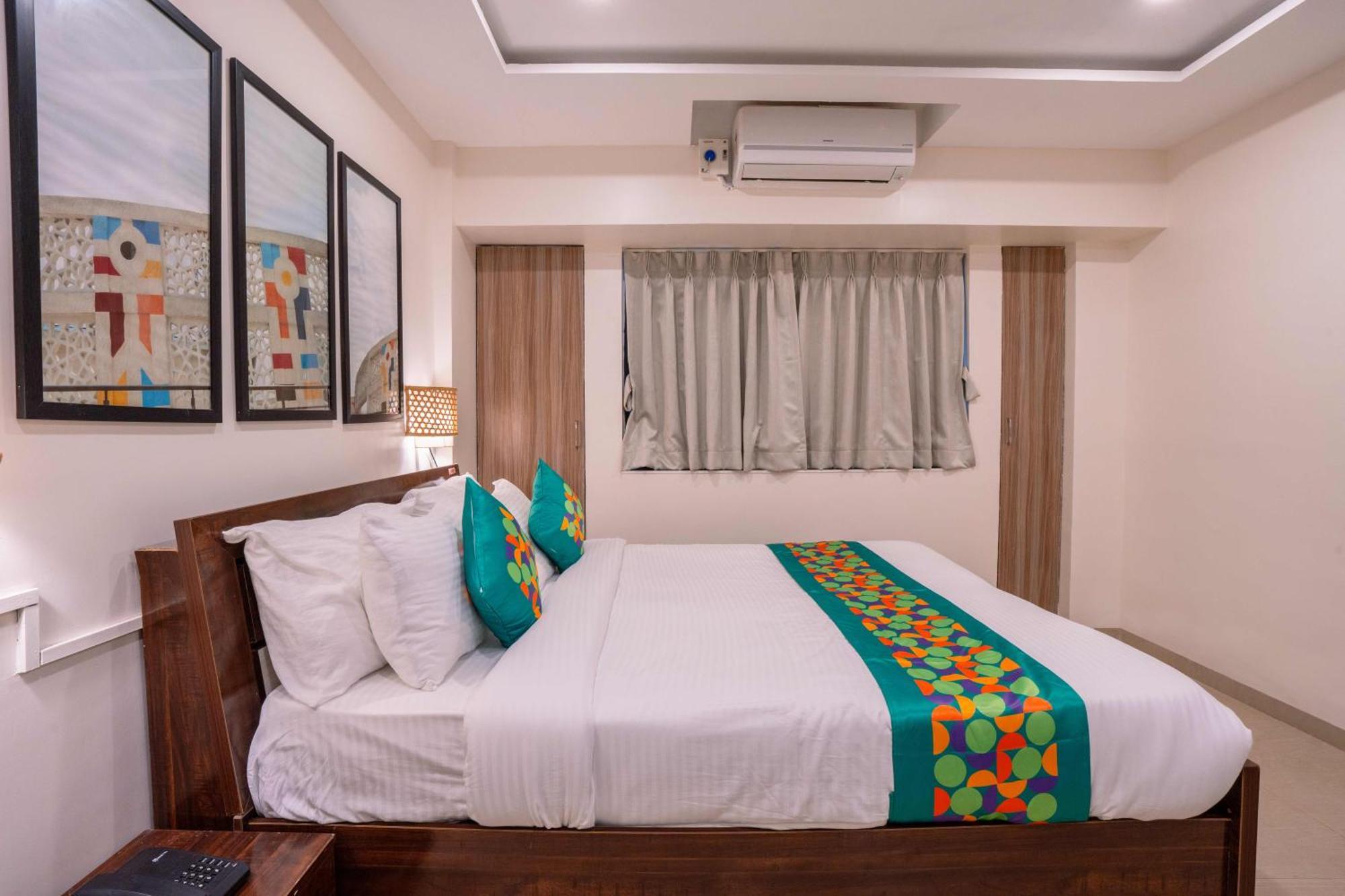Treebo Royal Comfort Atithi Púna Kültér fotó